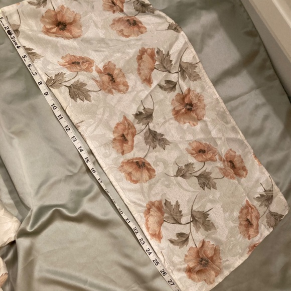 Tablecloth Measures 59”x83” with Matching Runner 12.5”x29” EUC Very Elegant - Picture 4 of 5